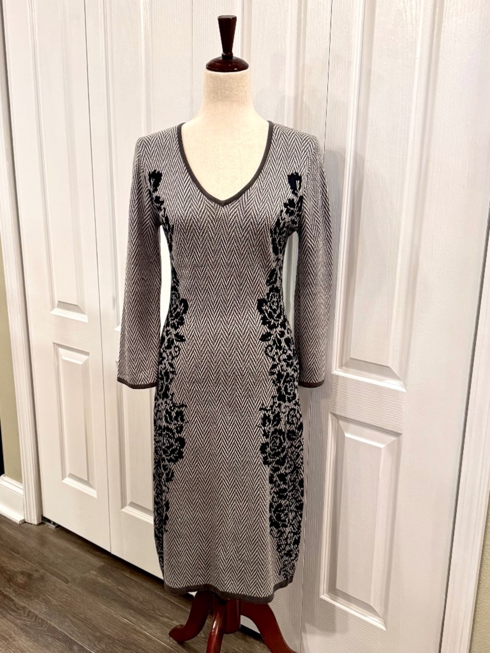 Anne Klein Midi, Size 6, Gray & White Herringbone Knit Pullover, Floral Sides